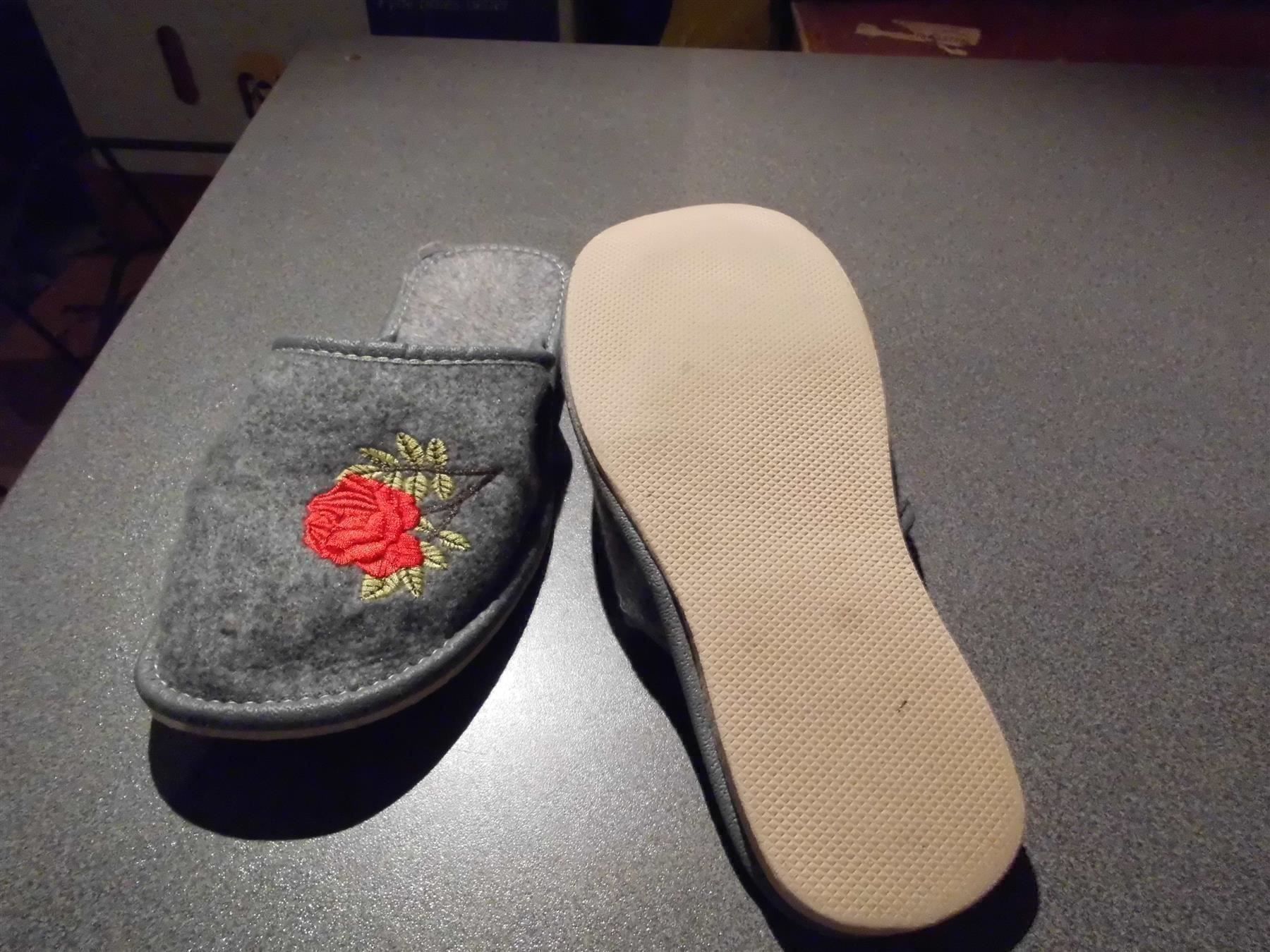 Scarpe da donna: Hausschuh ca. Grösse 37, grau/Rose – Usato da Zürich venduto da abraxas1291