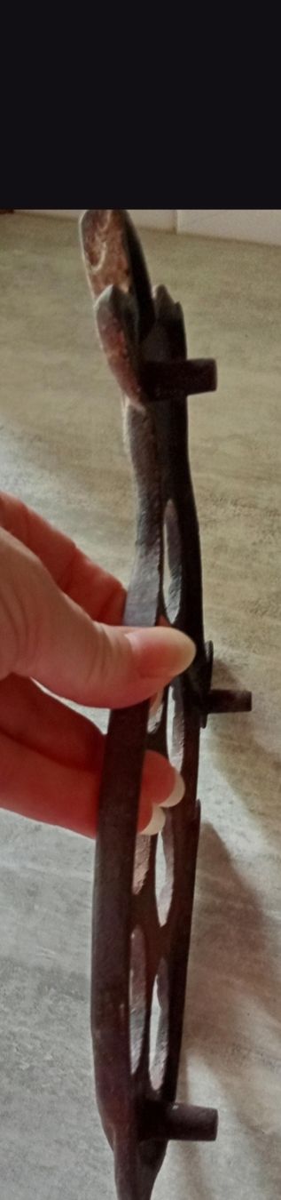 Teglie da forno: RUSTIKALER ANTIKER GUSSEISERNER EIERHALTER – Usato da spreitenbach venduto da lumbalplatte 9