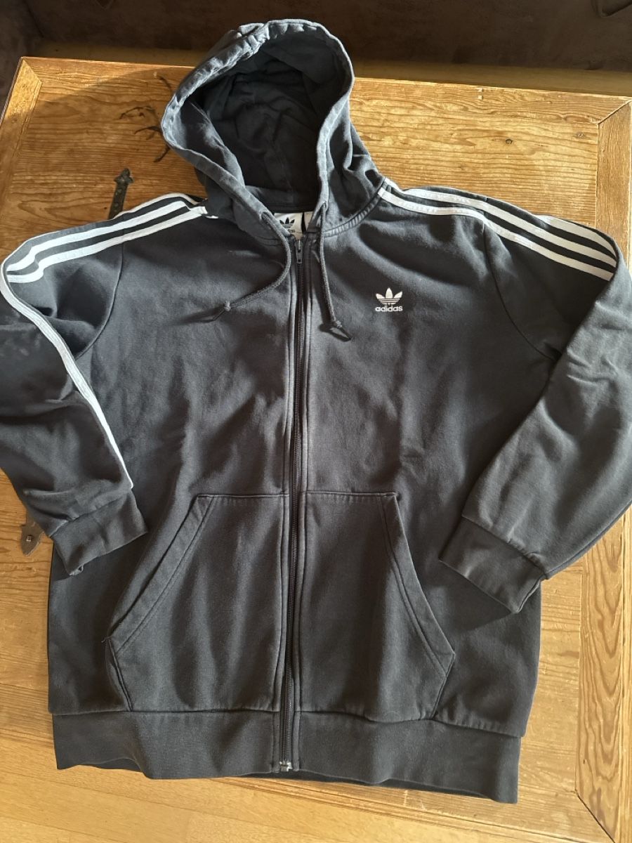 Adidas Costumes, combinaisons de sport et fonctionnelles: Adidas Trainer schwarz Gr.M  – D'occasion à Mauren par ducducturi 4