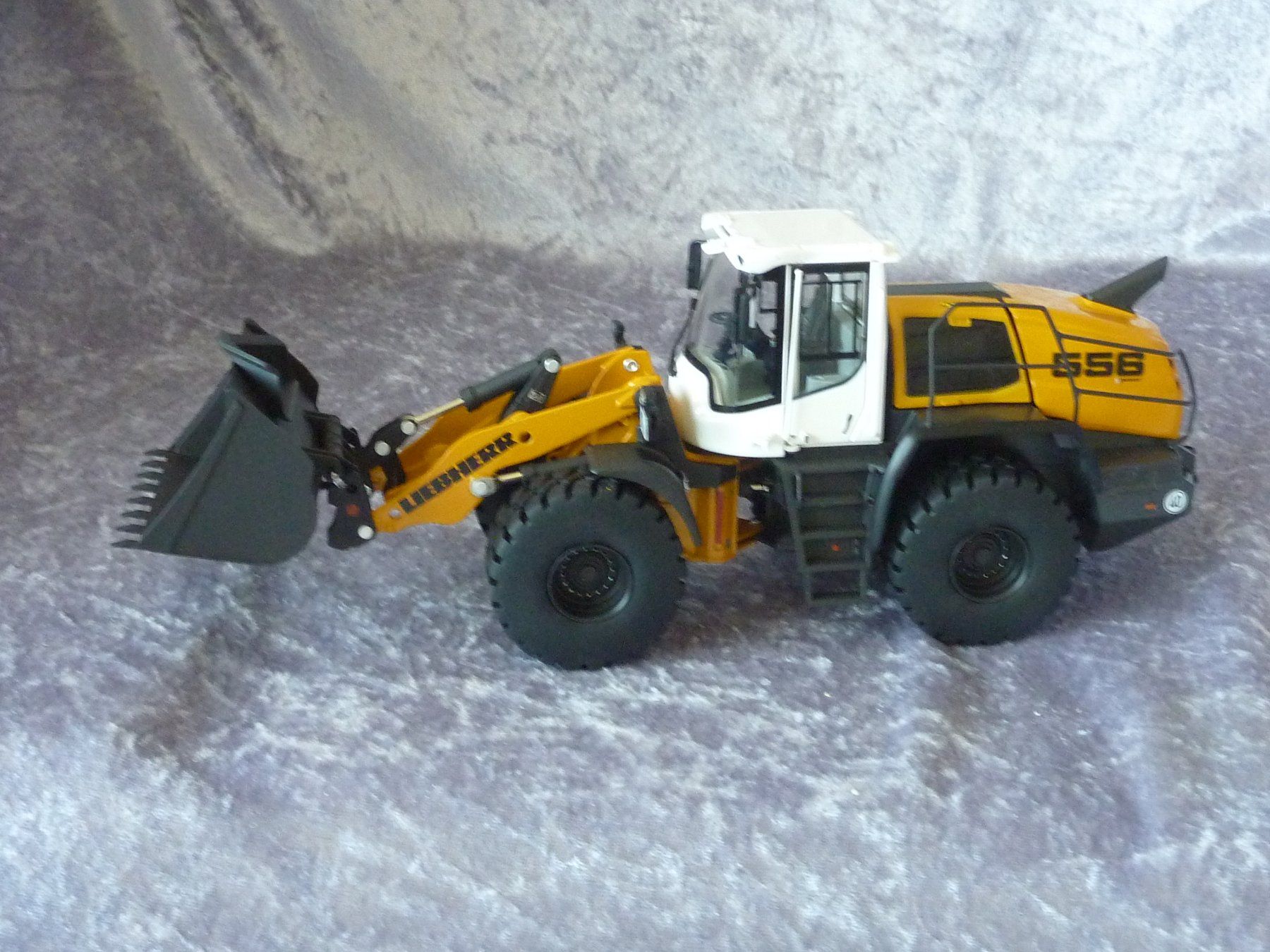 Liebherr Kit di modellismo & Modellini statici: Liebherr Radlader L 556  1:32 – Nuovo (secondo la descrizione) da Dürrenäsch venduto da modellautos4you 2