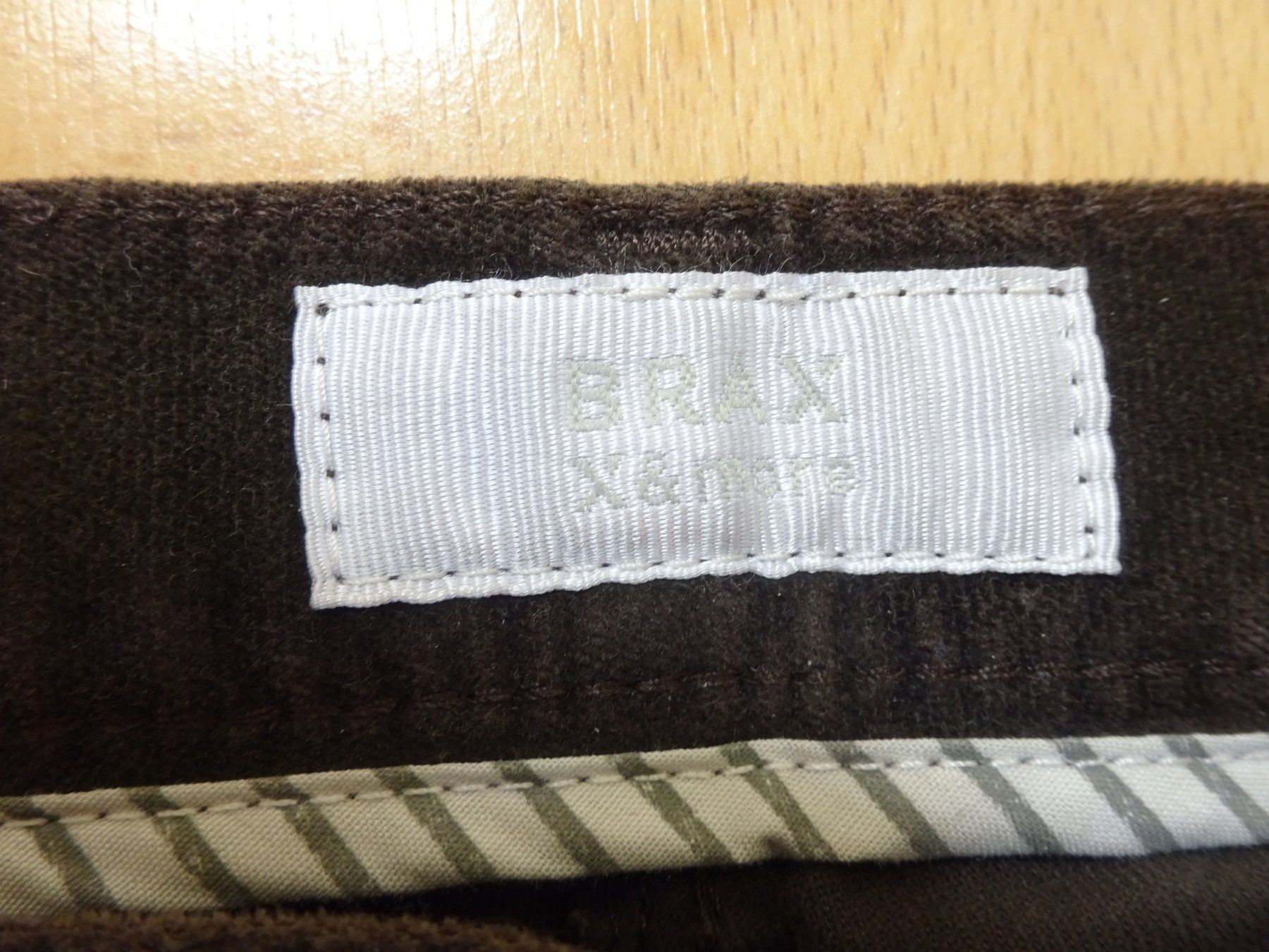 Brax Pantaloni: Brax - Samt Jeans - dunkelbraun - Grösse 40 – Usato da Zofingen venduto da Justizia_01 1
