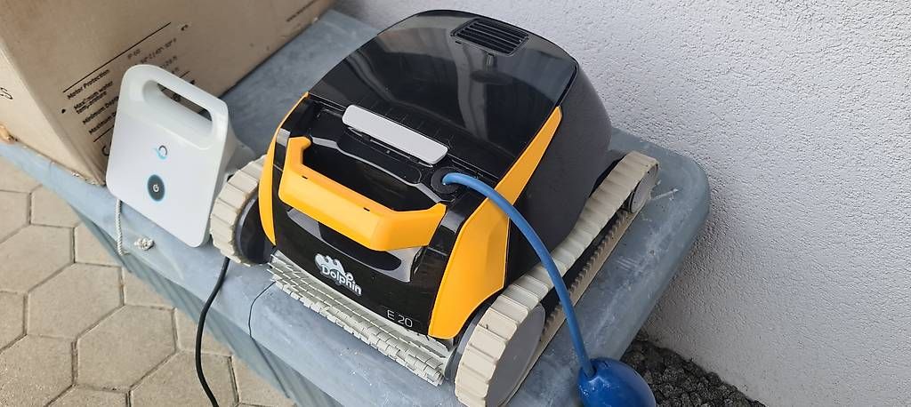 Dolphin Accessoires de piscine: Neuwertiger Dolphin E20 Pool Roboter – D'occasion à Fulenbach par ORANGE03 1
