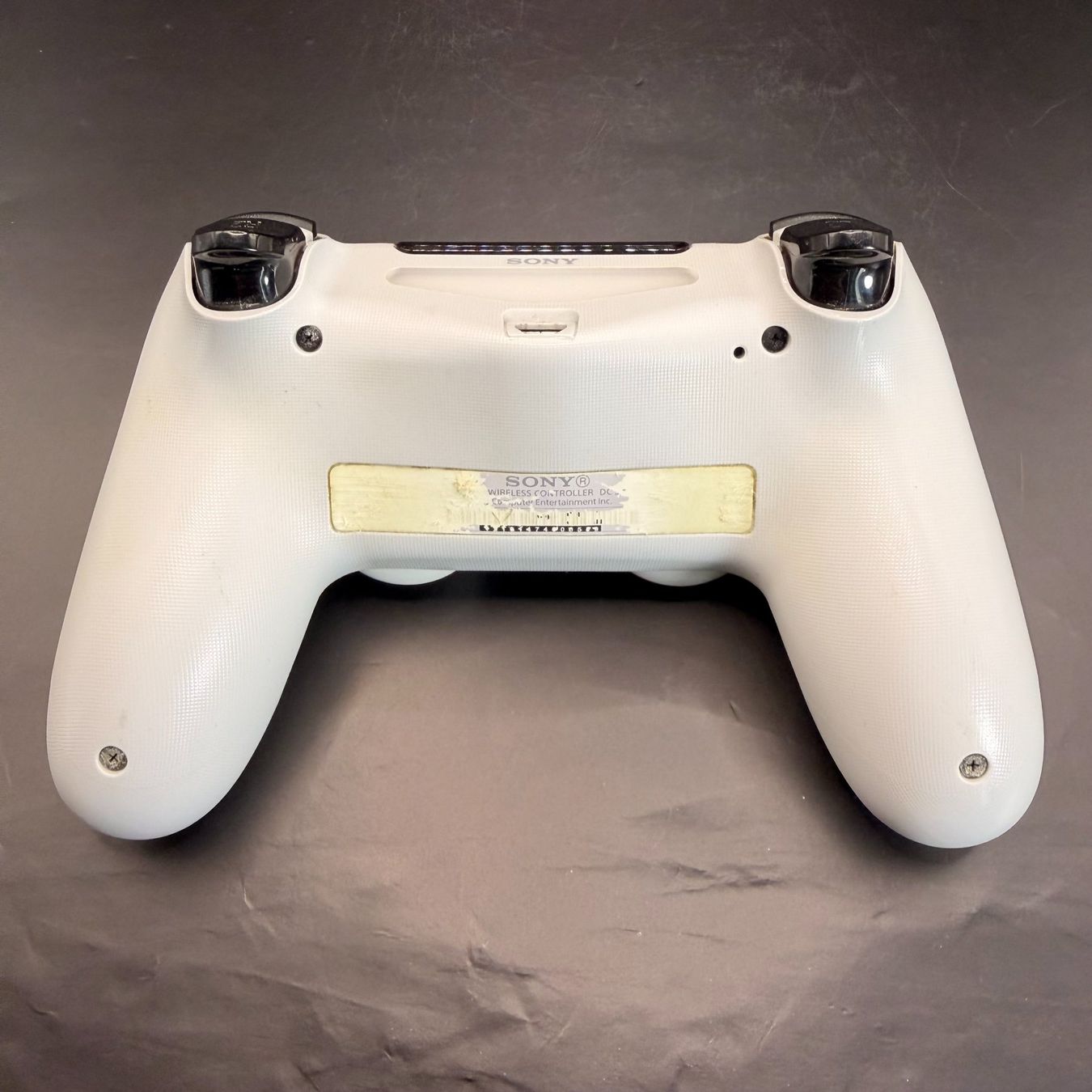 Sony Controller: Playstation 4 Controller Weiss Gummi Defekt – Usato da Düdingen venduto da Nerdworld 2