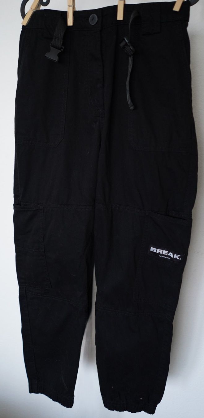Bershka Pantaloni: Pantalon cargo Bershka noir, taille 40 – Usato da Grand-Lancy venduto da Morriganne