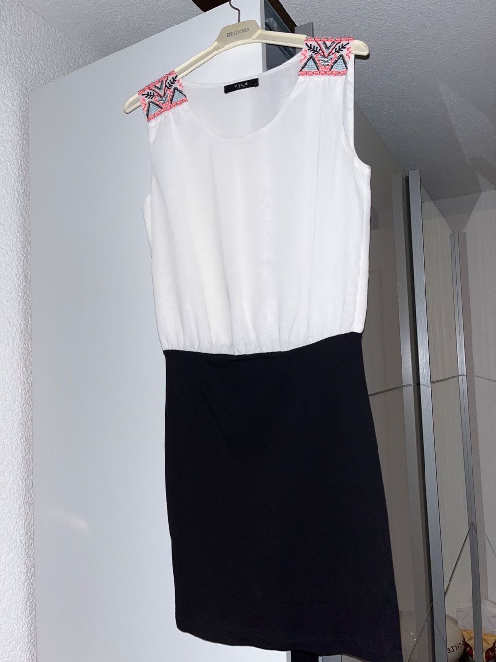 Vila Vestiti: Kleid enganliegend – Nuovo (secondo la descrizione) da Hombrechtikon venduto da Kaatja