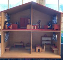 Grosses Holzpuppenhaus mit Möbeln und Biegepuppen