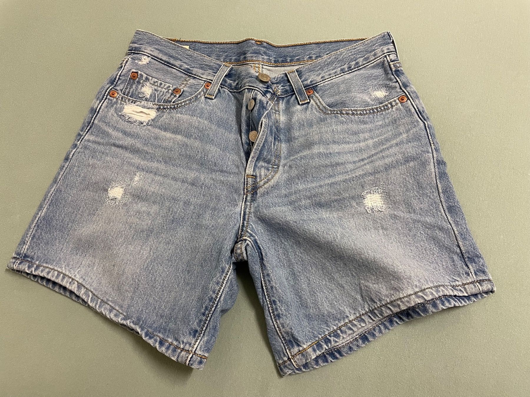 Levi's Pantaloni: Levi's 501 Jeans Shorts – Usato da Basel venduto da Robyn20