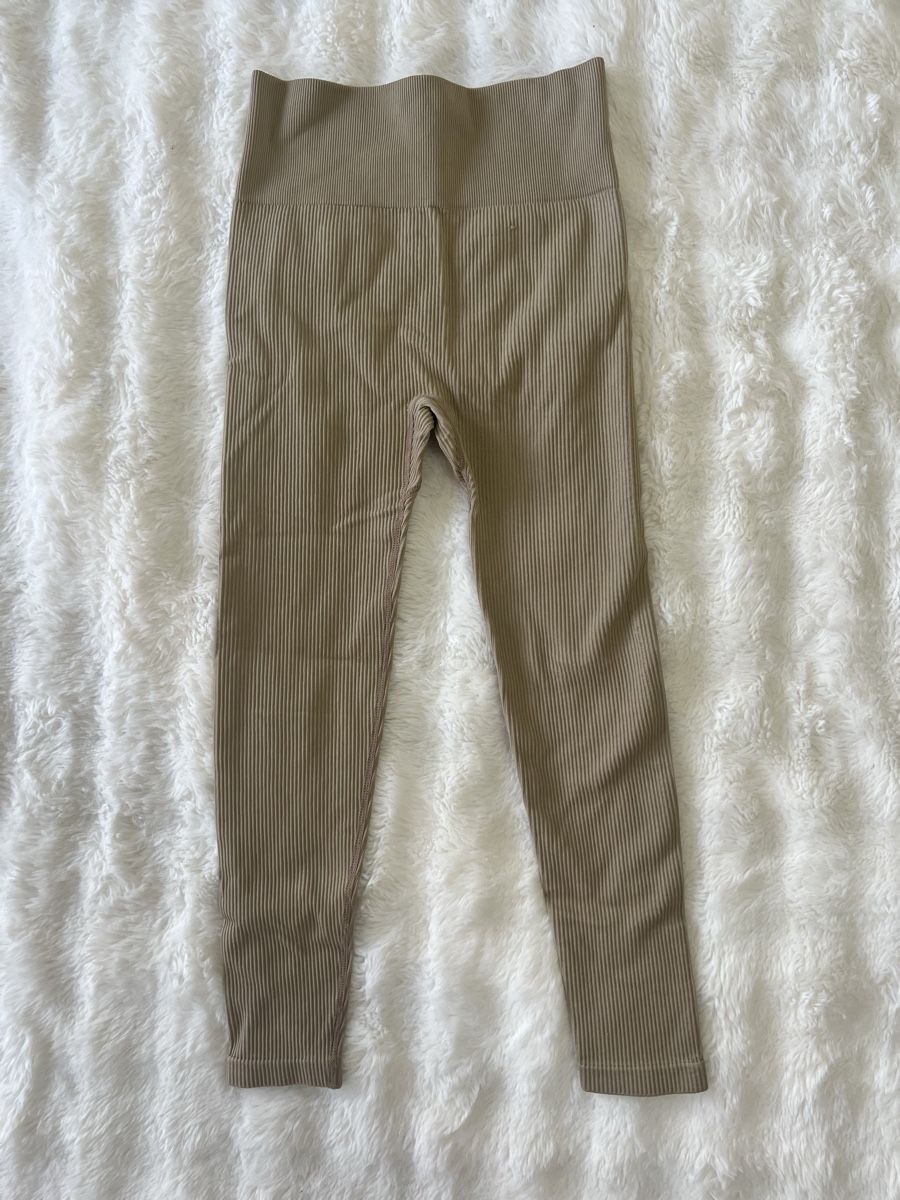 Lots de vêtements: Sportliches Set, Grösse S, Beige – Neuf (Voir description) à Effretikon par Briga.S. 3
