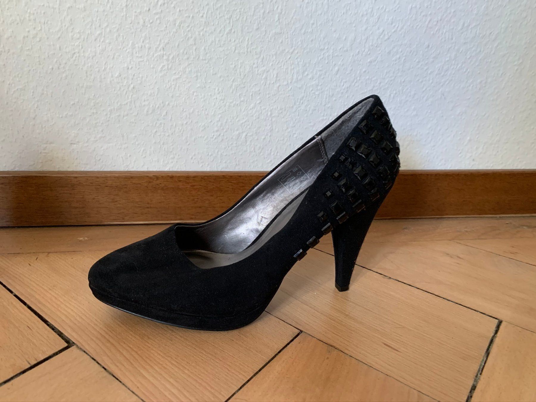 Chaussures femmes: Pumps schwarz mit Nieten - 38 – D'occasion à Zürich par Diazaio 1