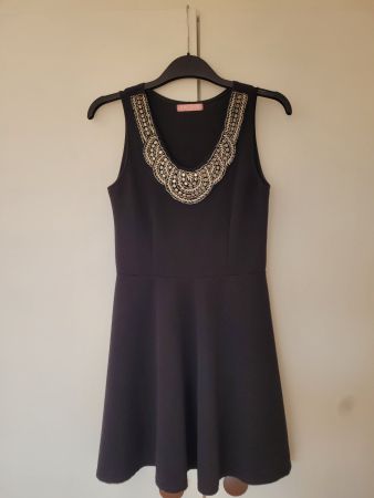 Robe noire avec perles
