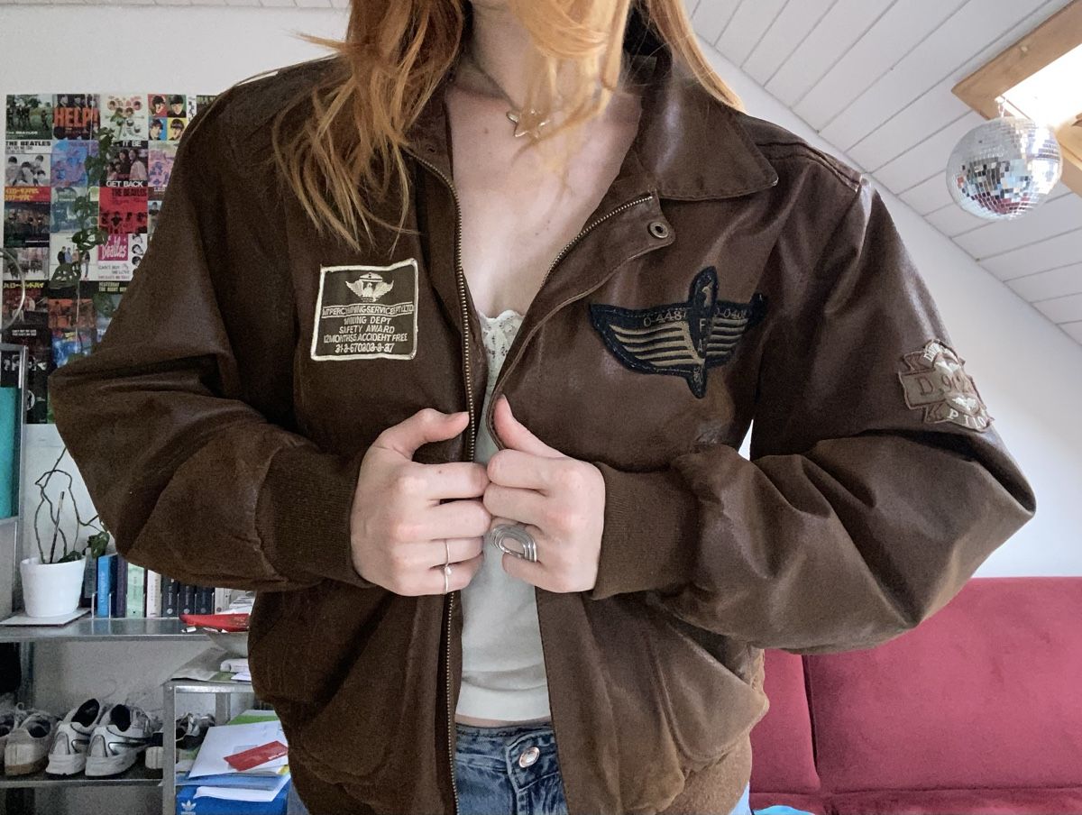 Vestes: Brown Leather Bomber Jacket Used Size L – D'occasion à St. Gallen par ali_5nm2 4