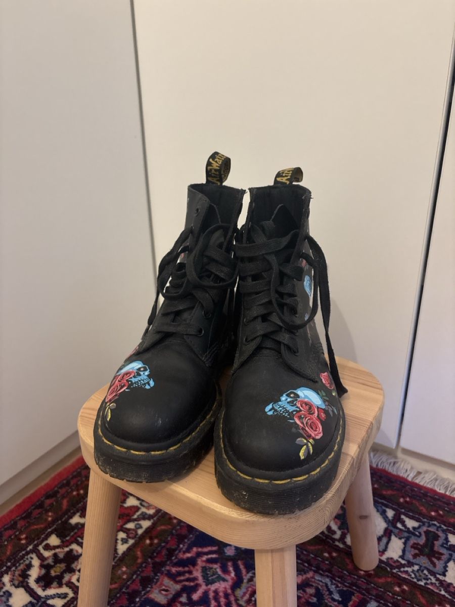 Dr. Martens Chaussures femmes: Dr. Martens noire – D'occasion à Pully par miss3shai