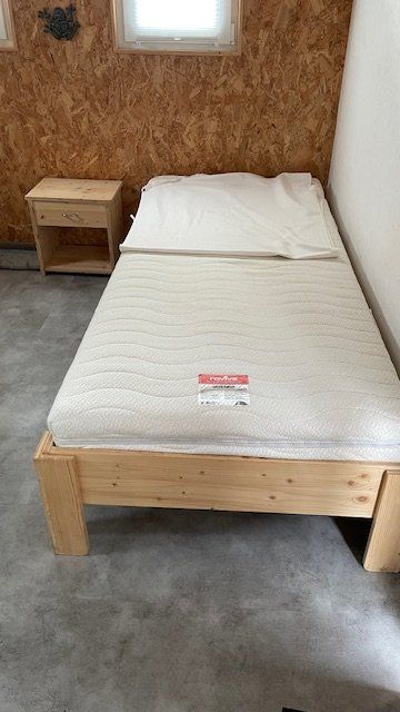 Betten: robuste Bettstatt mit dazu passendem Nachttischchen – Gebraucht aus Grabs von Orgli 2