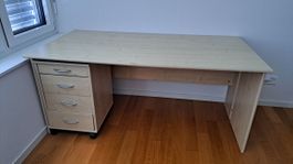 Schreibtisch mit Schubladen