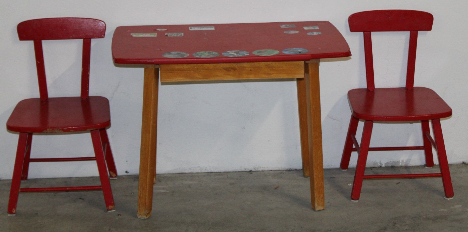 Set di tavolo e panche: Kindertisch mit 2 Stühlen (S) – Usato da Schaan venduto da antikes_und_kurioses