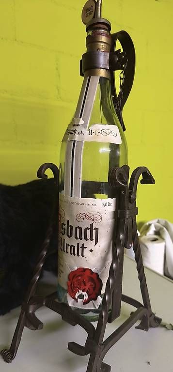 Etagères & Armoires à vins: Alte Schnapsflasche mit schwenkbarem Eisengestell  – D'occasion à Oberwil-Lieli par caa_lgv7