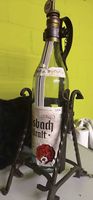 Alte Schnapsflasche mit schwenkbarem Eisengestell 