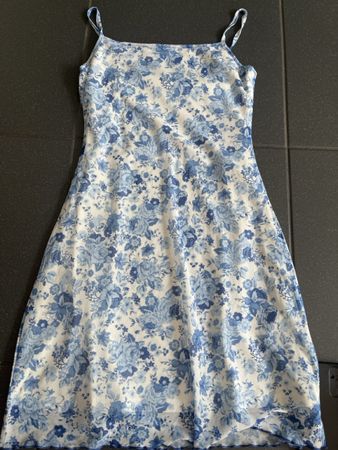 Kleid mit Blumenmuster blau/weiss Spaghettitrger Grösse 