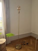 Stehlampe in gold mit grosser Glühbirne guter Zustand