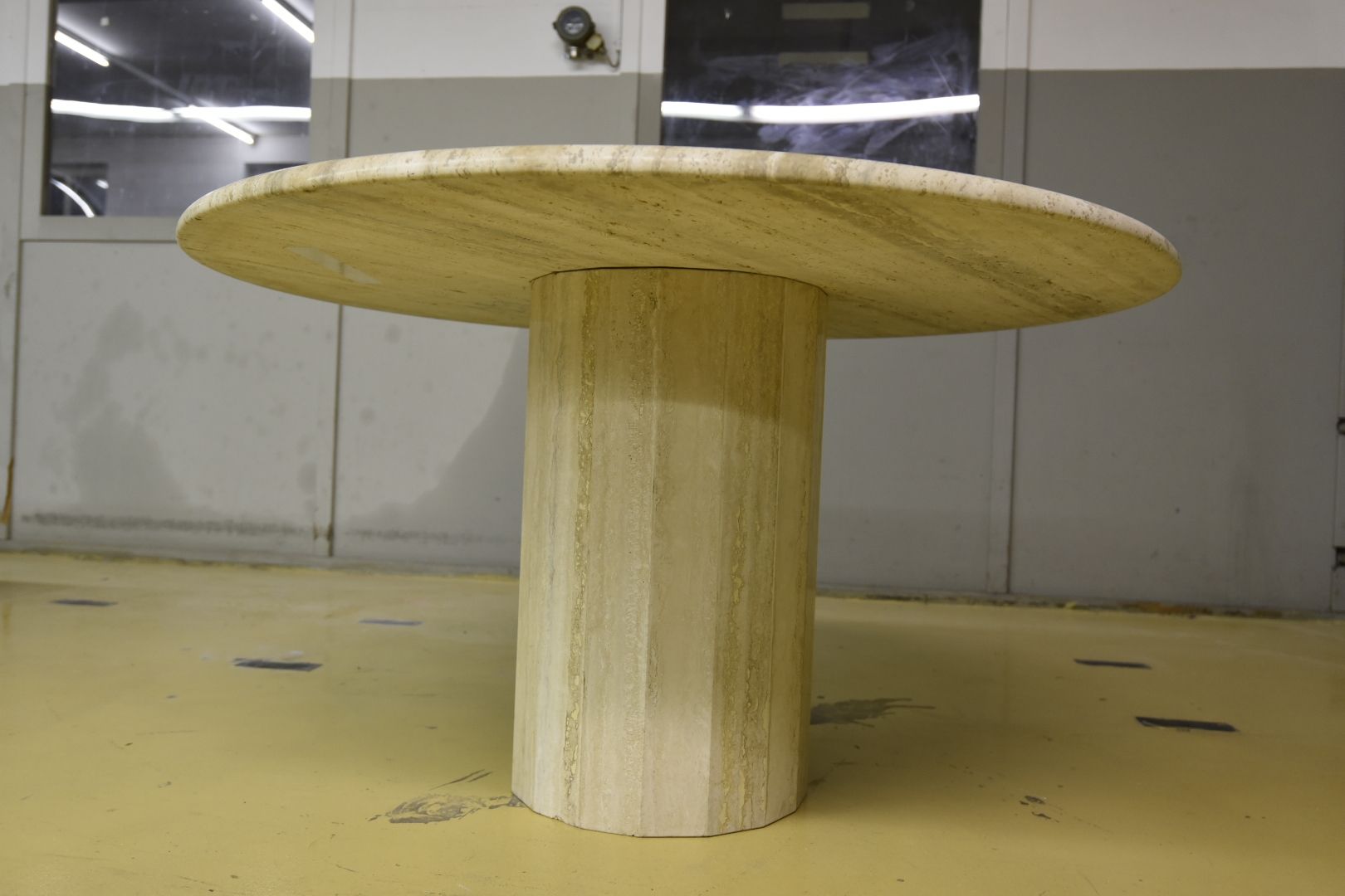 Tavoli: Designer Tisch aus Travertin – Usato da Lichtensteig venduto da UsedIN 1
