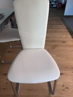 Esstisch glas und 4 weisse Stühle in Lederoptik