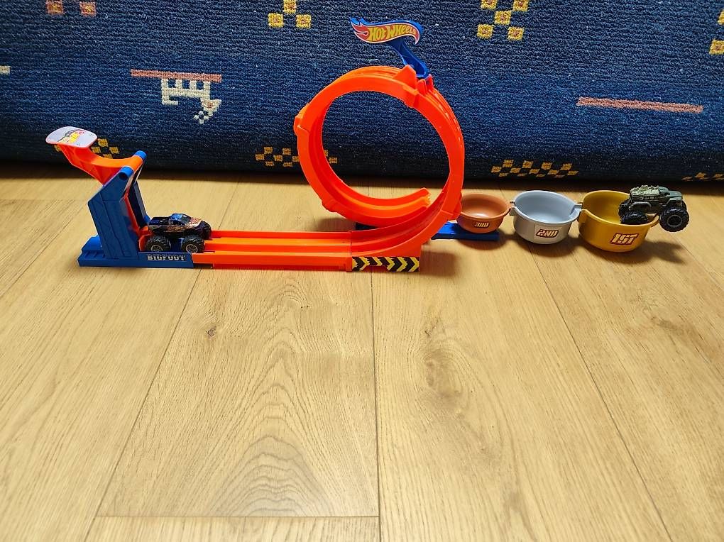 Giocattoli: Hot Wheels Monster Trucks 2-in-1 Loop & Flip Challenge – Usato da Buchs AG venduto da Isc1