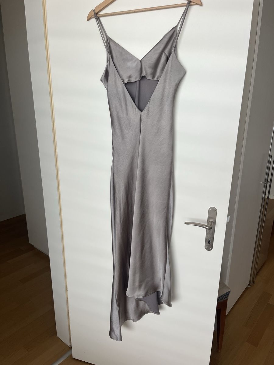 Urban Outfitters Kleider: Robe satinée dos nus – Gebraucht aus Neuchâtel von Ariane_vn00 2