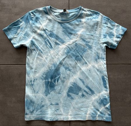 T-Shirt blau weiss batik Gr. 134/140