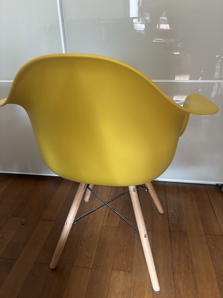 Stühle: 2 Schalenstühle Vitra Imitate – Gebraucht aus Basel von lkl_5l2h 1