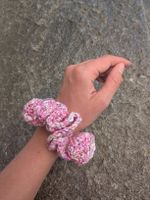 Handgehäckelter Scrunchie Pink/Weiss mit Glitzerstruktur