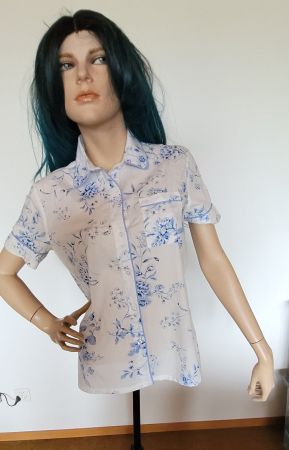 Blau-weisse Bluse, Blumen-Motiv und umwobene Ränder Gr.38