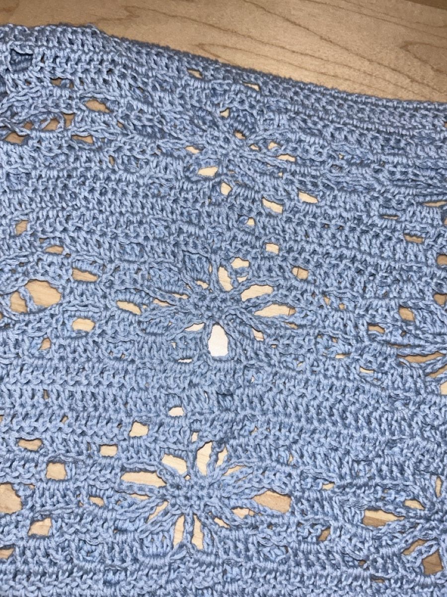 Maglioni & Felpe: Selbstgehäckelter, hellblauer Sommer-Pulli, Grösse S – Usato da Schwyz venduto da Maerzetuepfli 1