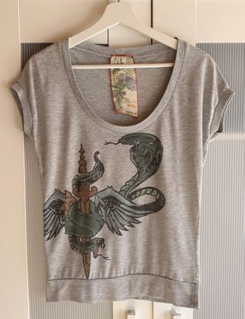 ONLY T-Shirt Gr. S - mit coolem Aufdruck im Used-Look