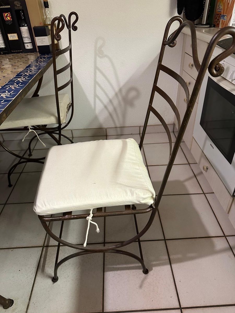 Set di tavolo e panche: Table marocaine en faïence et 4 chaises – Usato da Vessy venduto da MrPatina 1