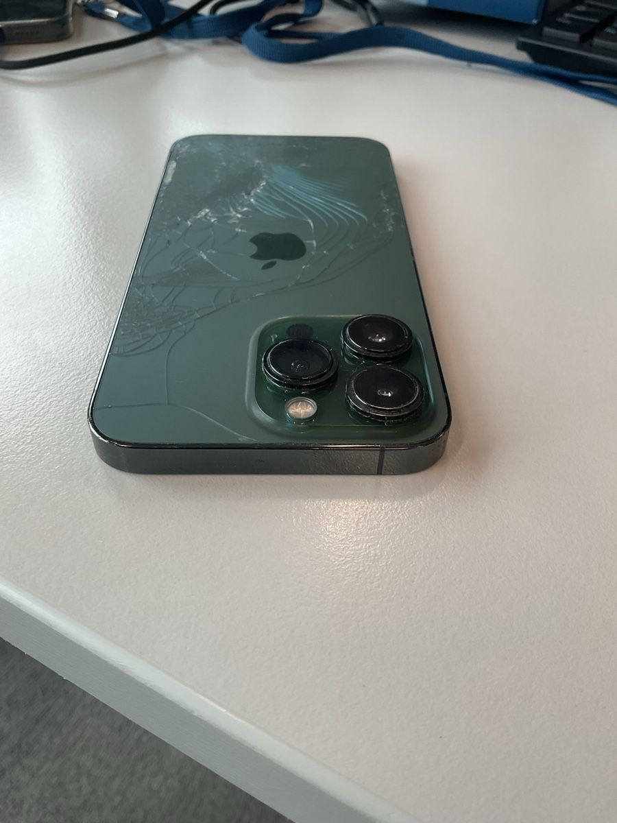 Apple Portables: iPhone 13 Pro - Écran arrière cassé  – D'occasion à Gy par Englissedes4 3