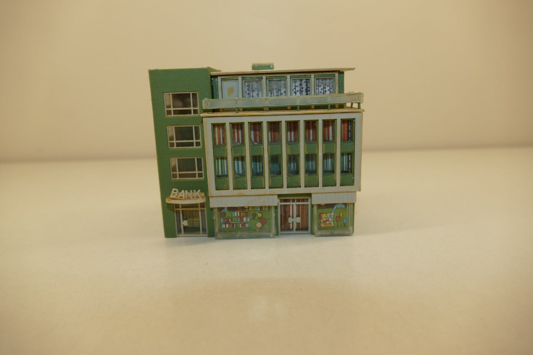 Vollmer Modelleisenbahnen: Vollmer N: Stadthaus mit Bank – Gebraucht aus Niederhasli von rail-duerst