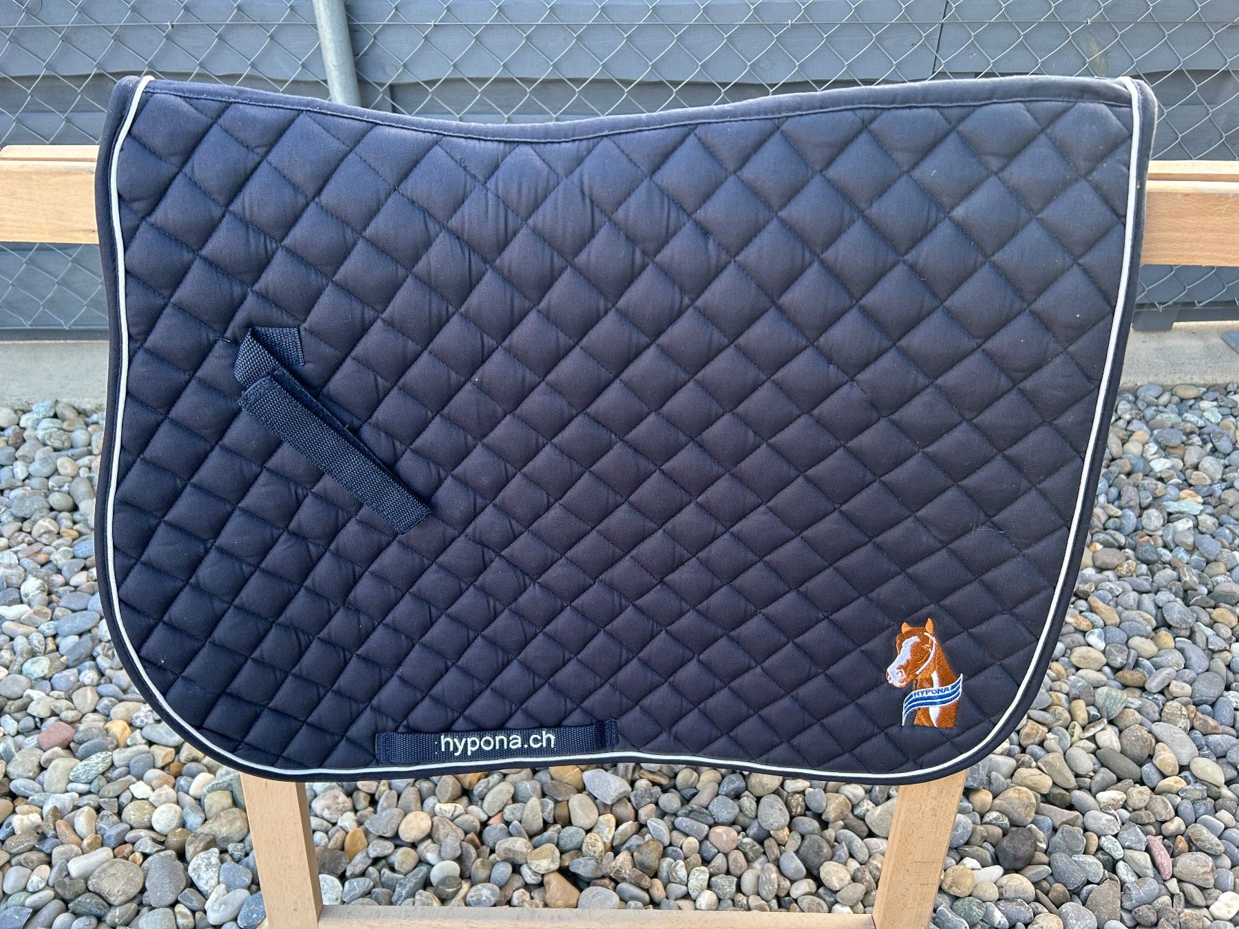 Coperte & Accessori: Satteldecke dunkelblau mit Pferdeapplikation und Biese – Usato da Hagenbuch ZH venduto da Idosimu72
