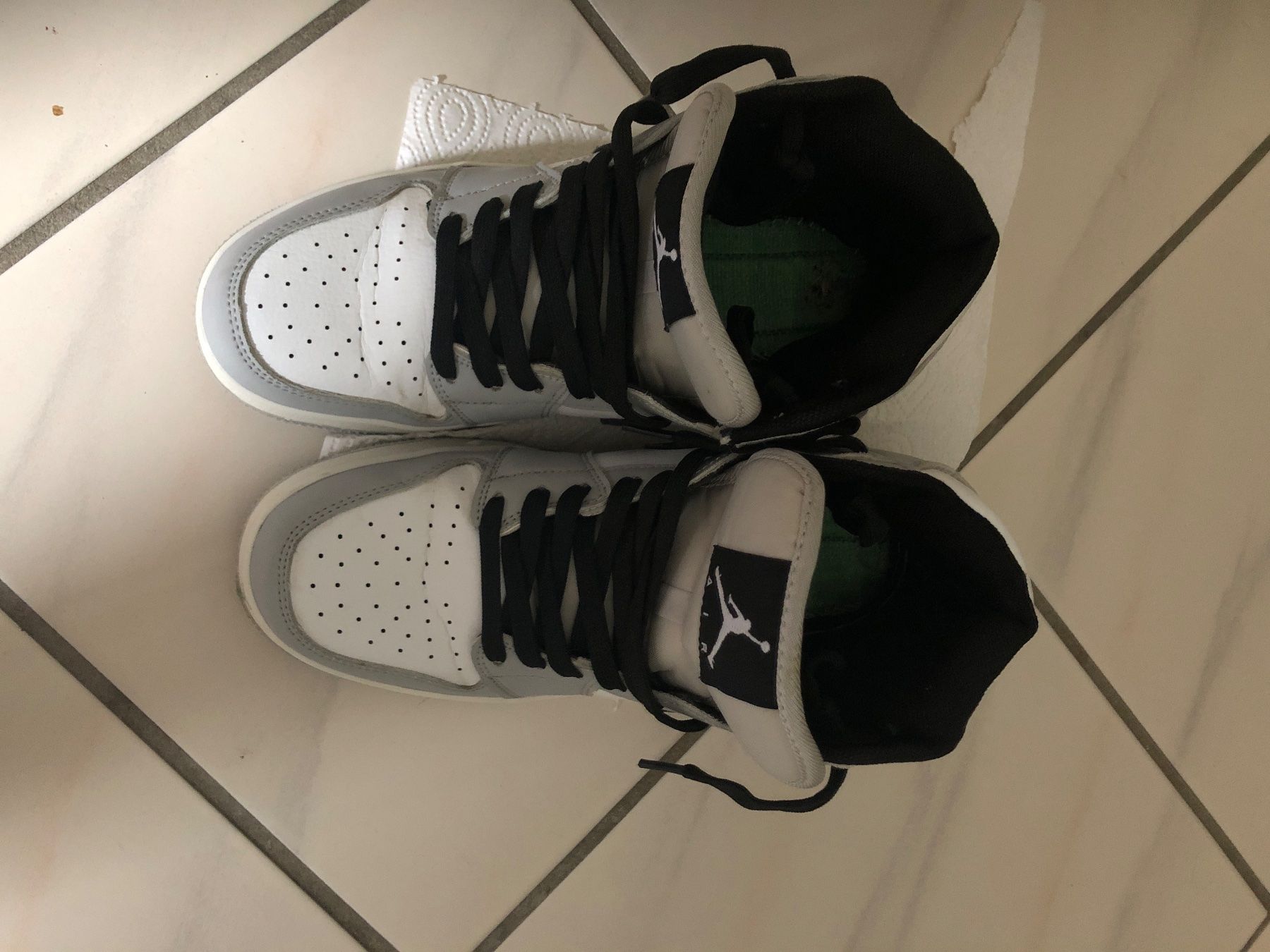 Jordan Scarpe da donna: Jordan 1 Mid, Size 6 UK, grey White, Excellent Condition – Nuovo (secondo la descrizione) da Baltschieder venduto da Miumiu21