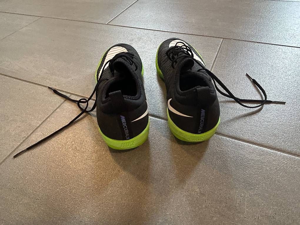 Chaussures hommes: Nike Hallenschuhe Gr. 41 – D'occasion à Thalheim an der Thur par Iselisberger 3
