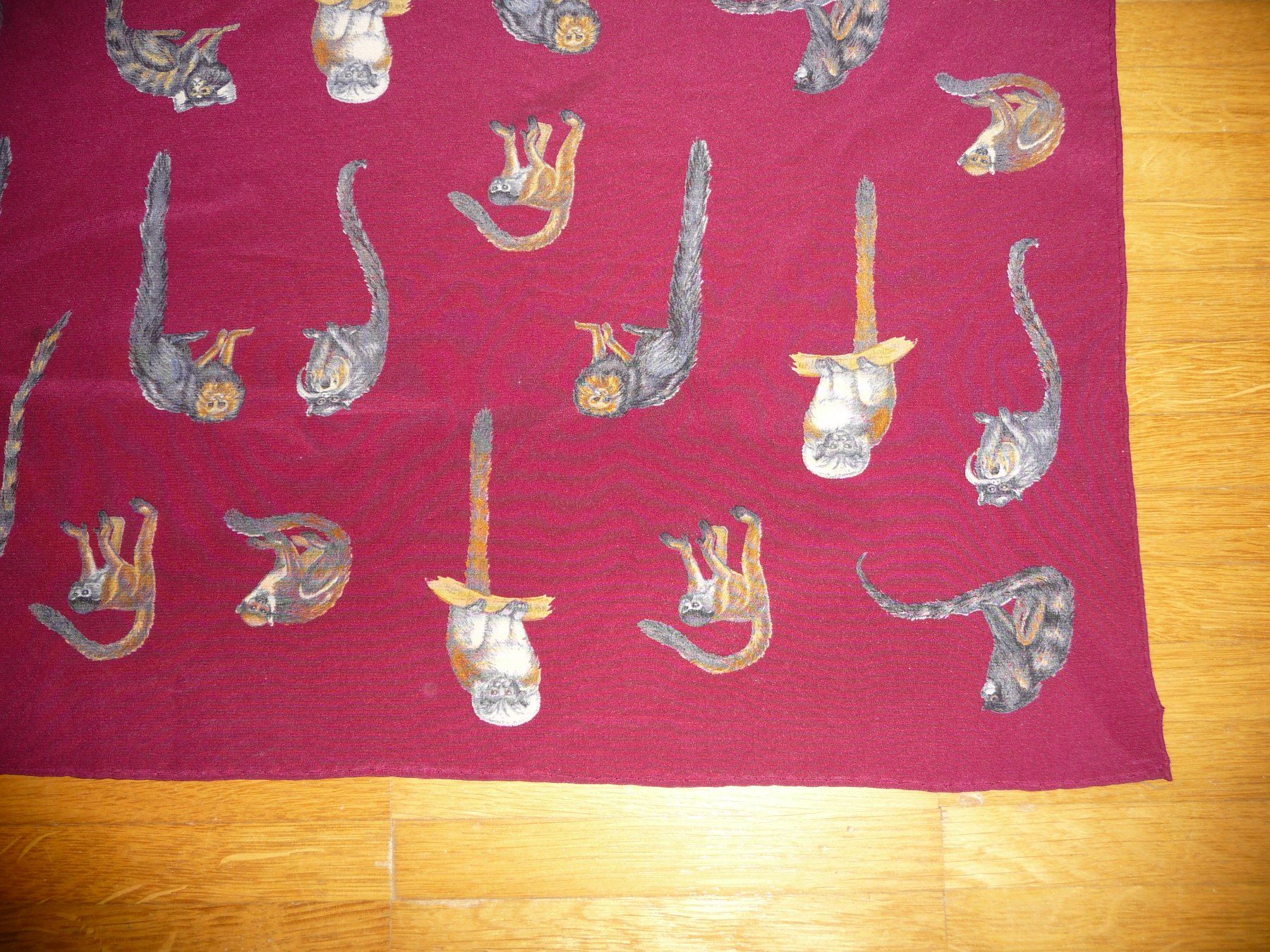 Fabric Frontline Foulard & Sciarpe: Fabric Frontline Schal 62x132cm ca. mit Äffchen – Usato da Winterthur venduto da ricofly 7