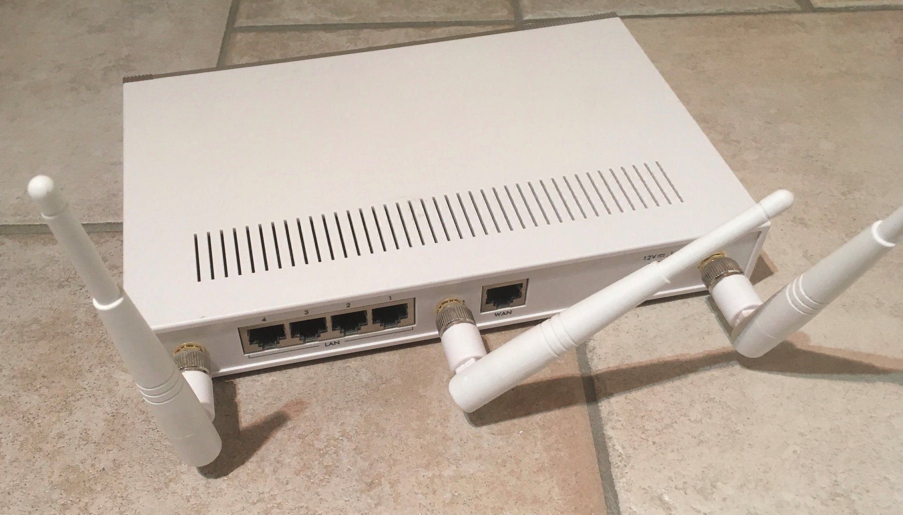 Zyxel Modem & Router: Zyxel N4100, Wireless Router, 300Mbit/s – Usato da Saas-Grund venduto da GarageSaleToday 3