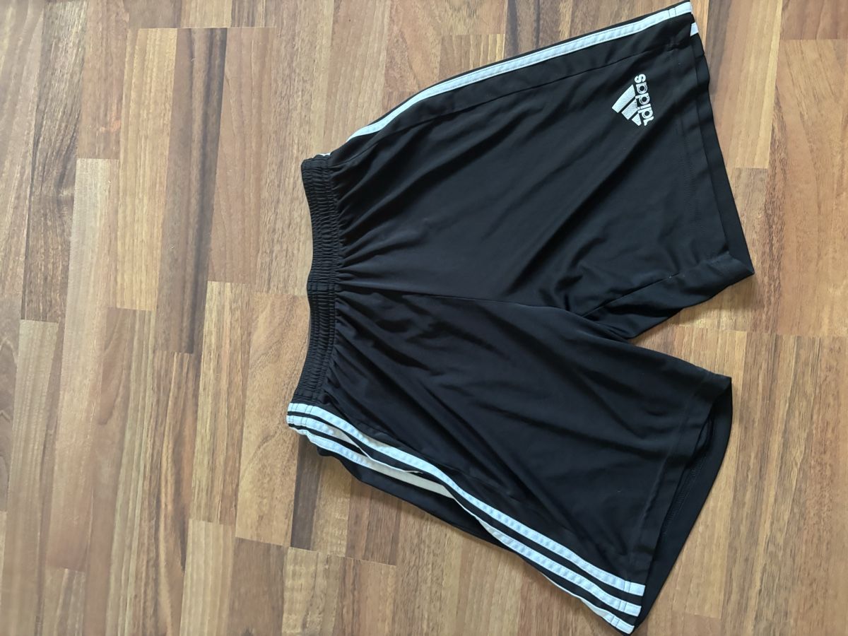 Adidas Pantaloni: Adidas kurze Hose schwarz – Usato da Bad Zurzach venduto da jim_n97g