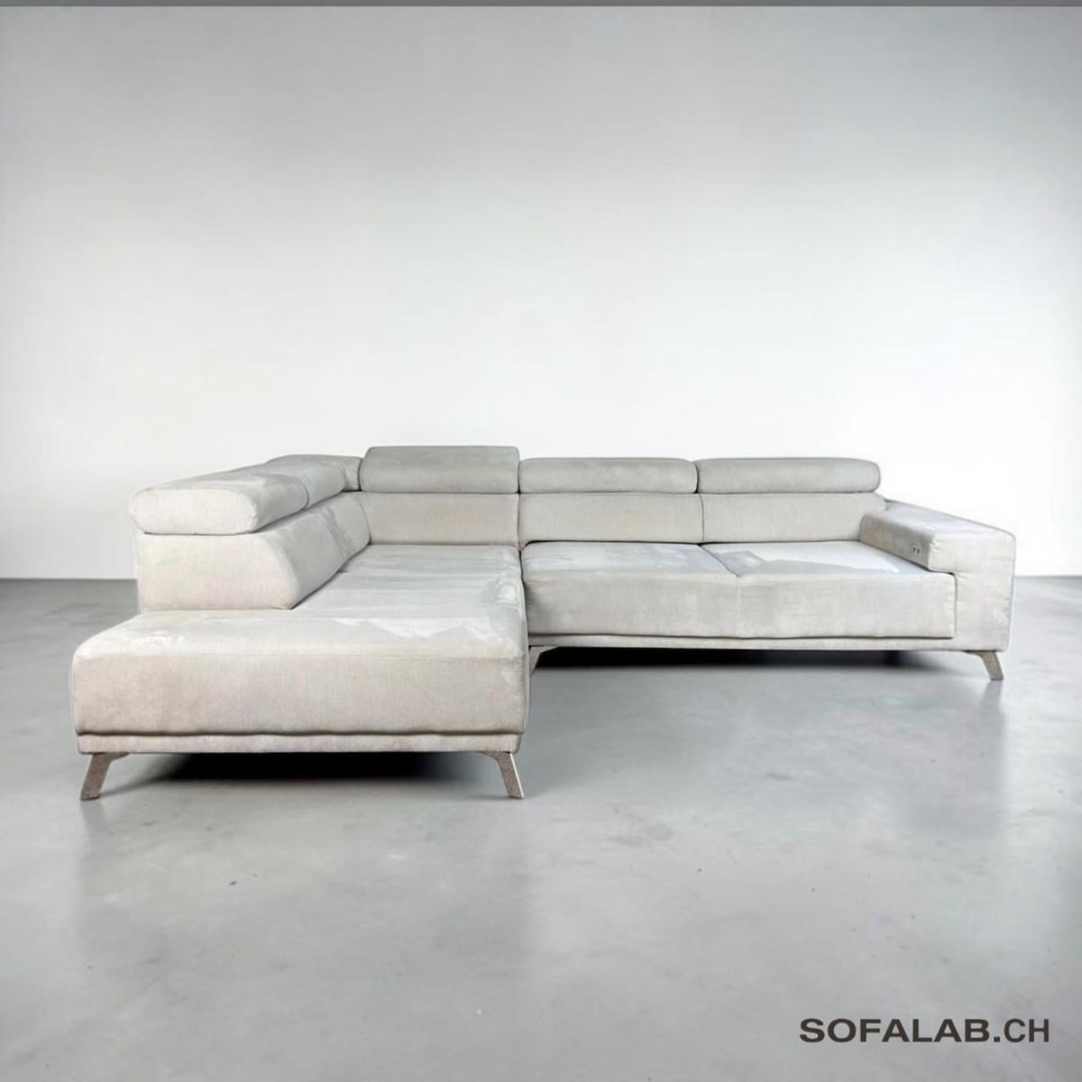 Sofas: Hellgraues Ecksofa aus Stoff mit elektrischer Schlaffunktion – Gebraucht aus Bachenbülach von Sofalab.swiss