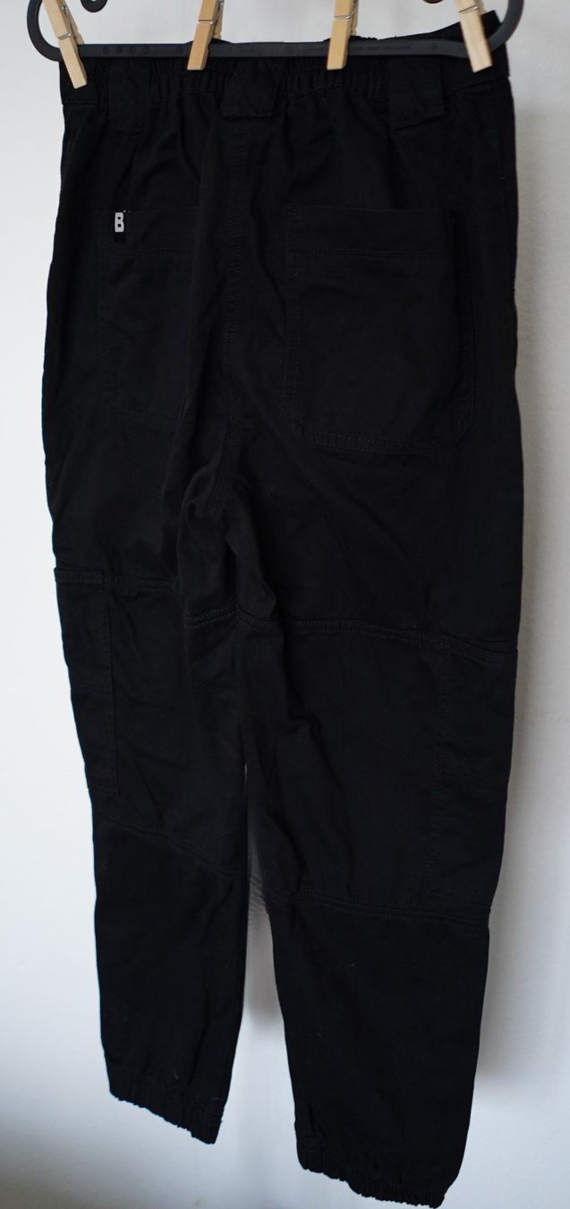 Bershka Pantaloni: Pantalon cargo Bershka noir, taille 40 – Usato da Grand-Lancy venduto da Morriganne 1