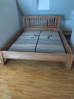 Doppelbett aus Holz mit Lattenrost