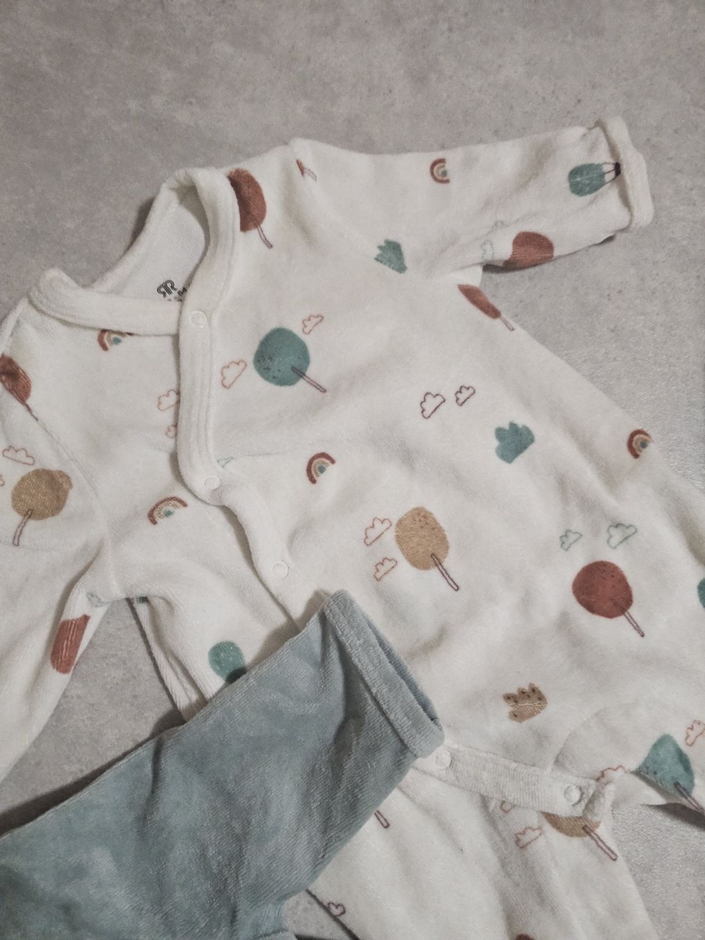 Lotti & Set di vestiti: Lot de 3 pyjamas en velours 1 mois – Nuovo (secondo la descrizione) da Sornetan venduto da T.a333 2
