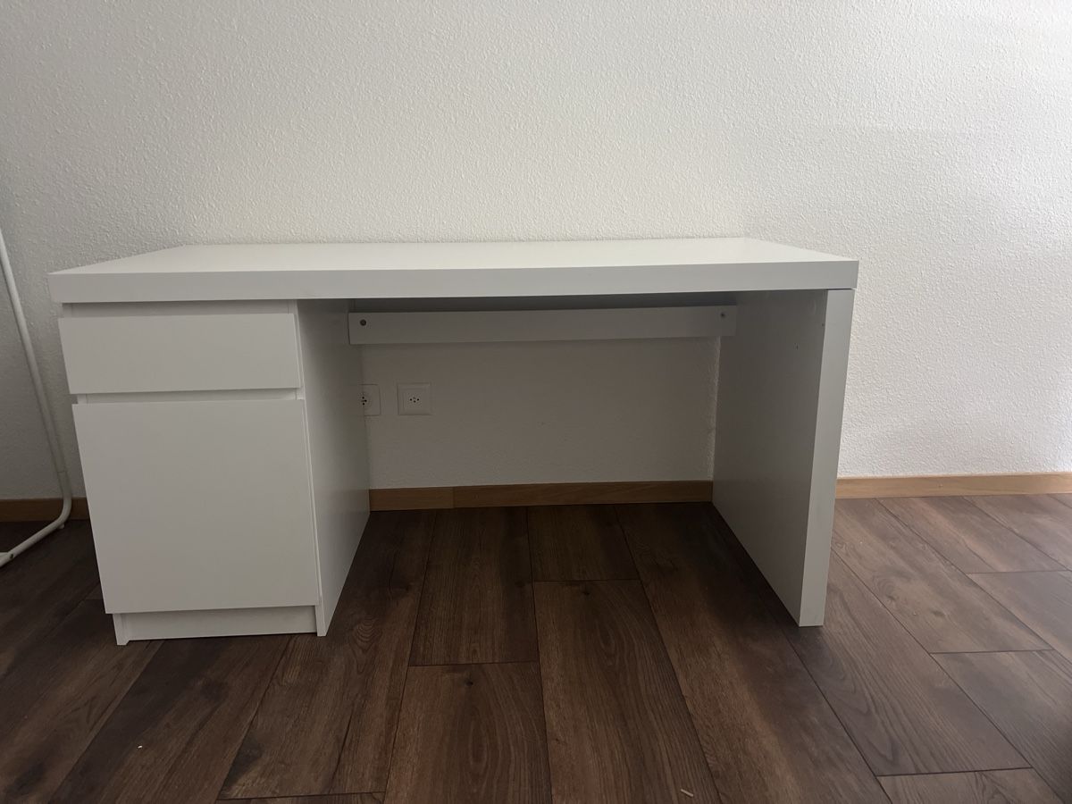 Ikea Scrivanie: IKEA Schreibtisch – Usato da Lyss venduto da Al1sha