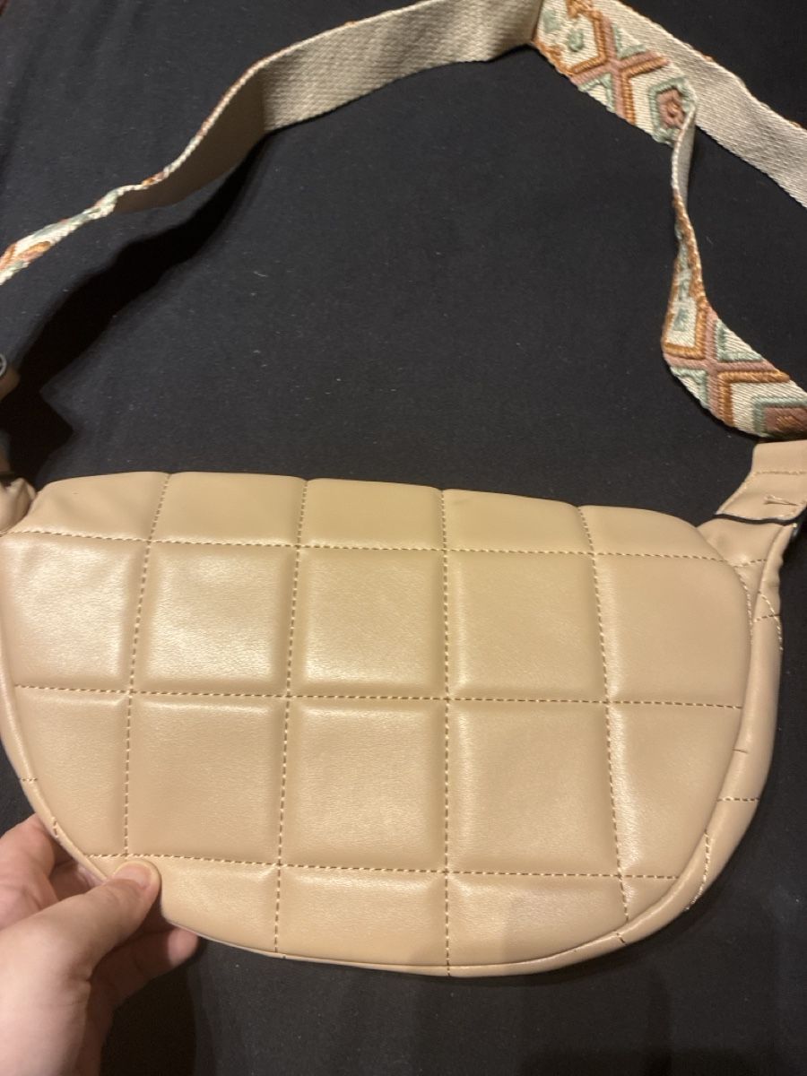 Taschen für Damen: Tasche mit geometrischem Gurt neuwertig – Gebraucht aus Dübendorf von ana_wp8y 2