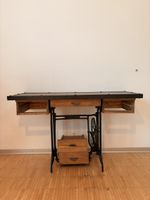 Schreibtisch mit Nähmaschinenuntergestell