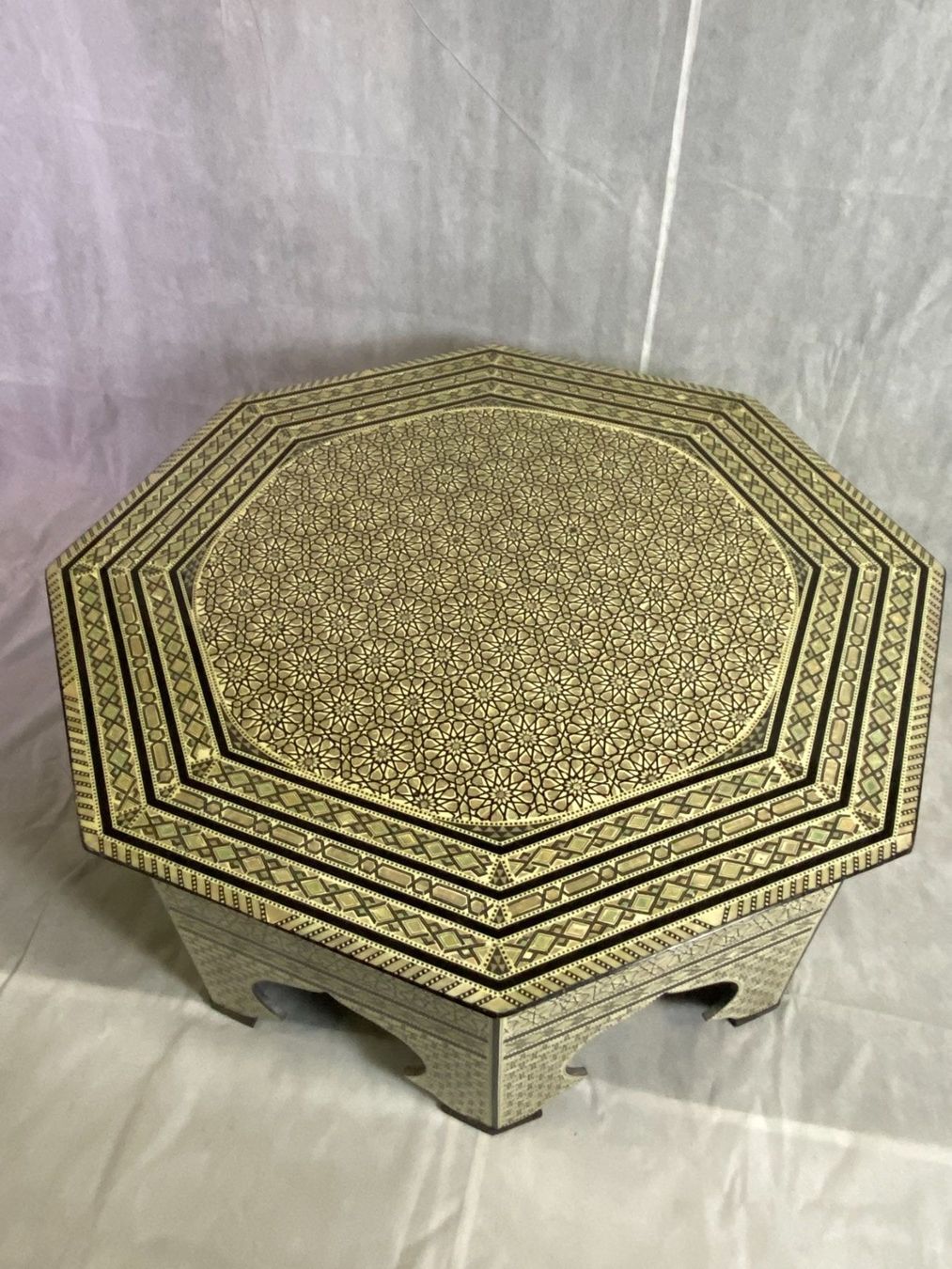 Tavoli: Table de salon marquetée de nacrée. – Nuovo (secondo la descrizione) da geneve venduto da louisart 3